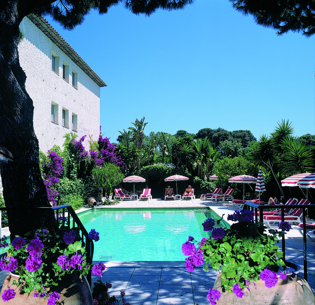 Hotel De La Plage Scene Chez L'antiquaire Hôtel Castel Garoupe | Site Officiel de l'Office de Tourisme d'Antibes