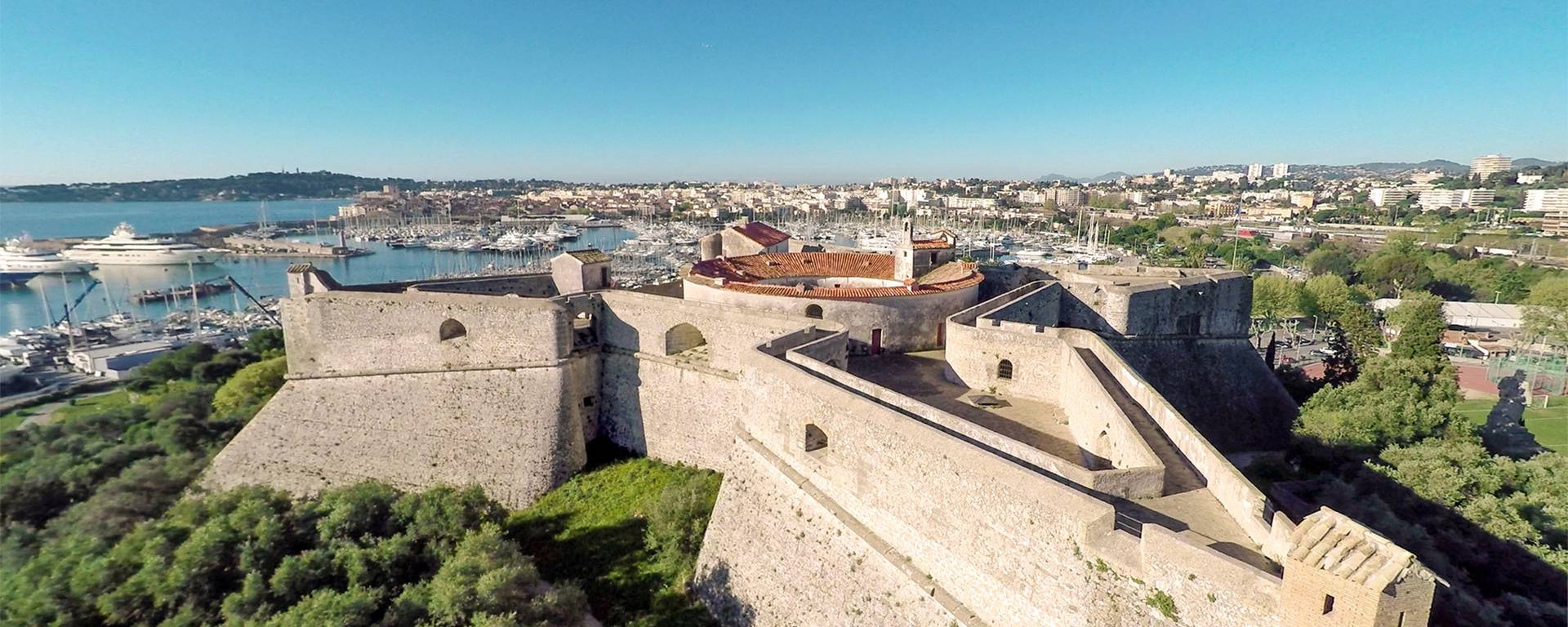 Cammino a l'interno de mura ©Mairie d'Antibes - J. Brosset