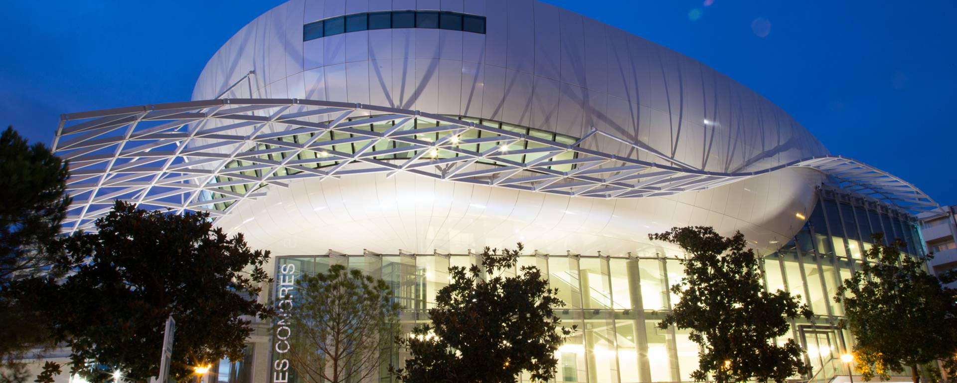 Palais des Congrès, le soir ©P. Ducap