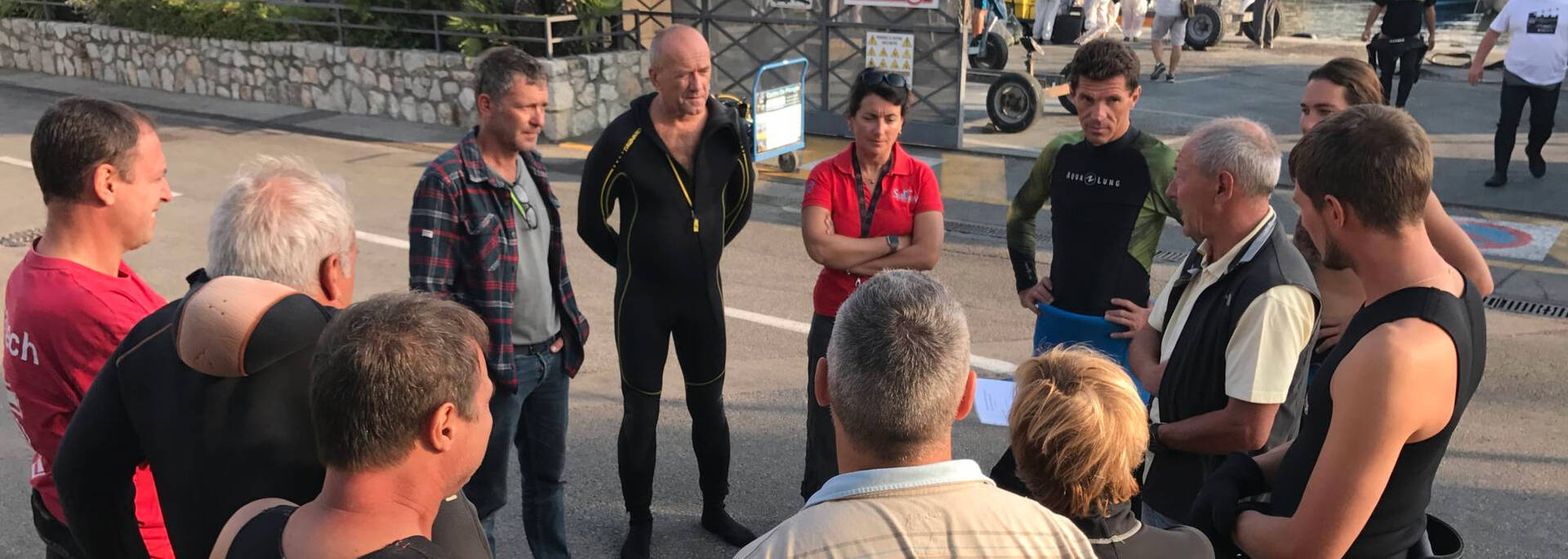 Briefing before the dive ©Subvision