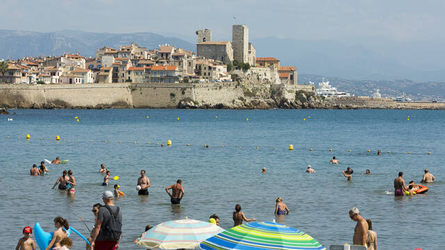 Antibes, plage publique ©Office de Tourisme et des Congrès d'Antibes Juan-les-Pins - Gilles Lefrancq