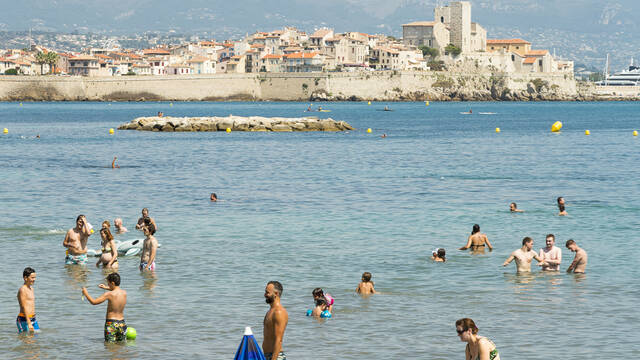 Antibes, public beach ©Office de Tourisme et des Congrès d'Antibes Juan-les-Pins - Gilles Lefrancq