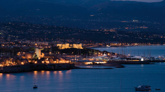 Antibes vue de la garoupe crépuscule© F. Trotobas (Mairie d'Antibes JLP - service presse communication)