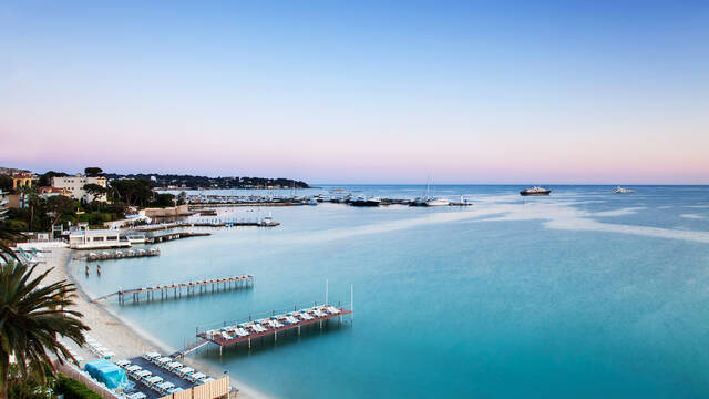 Juan-les-Pins - plage en hiver ©Coralie Polack (office de tourisme et des congrès)
