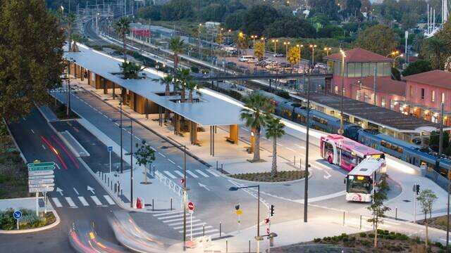 Gare routière et gare SNCF Antibes©Enviebus
