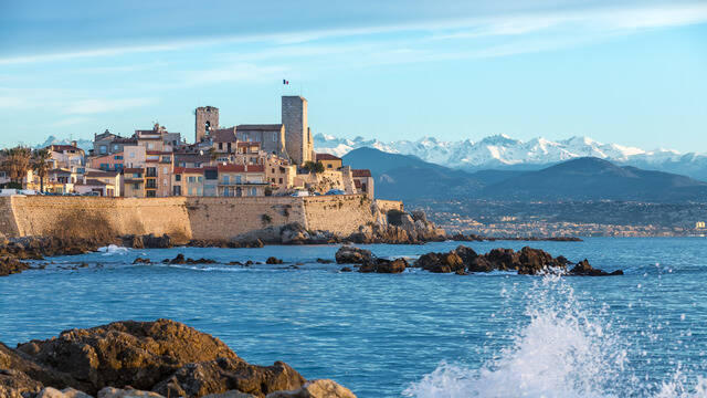 Antibes, ses remparts et la mer