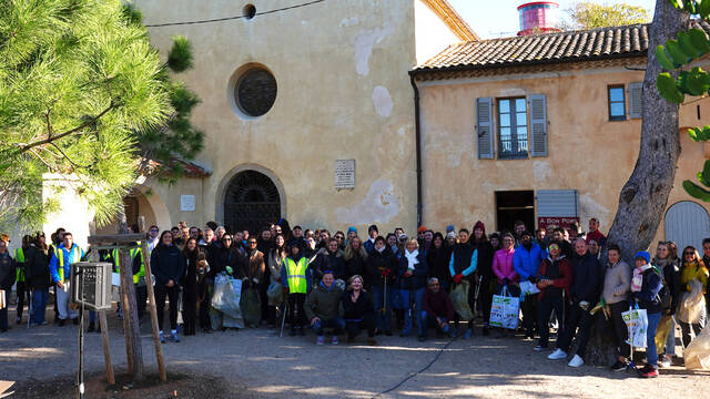 Citizen cleaning organised by Antibes tourist office