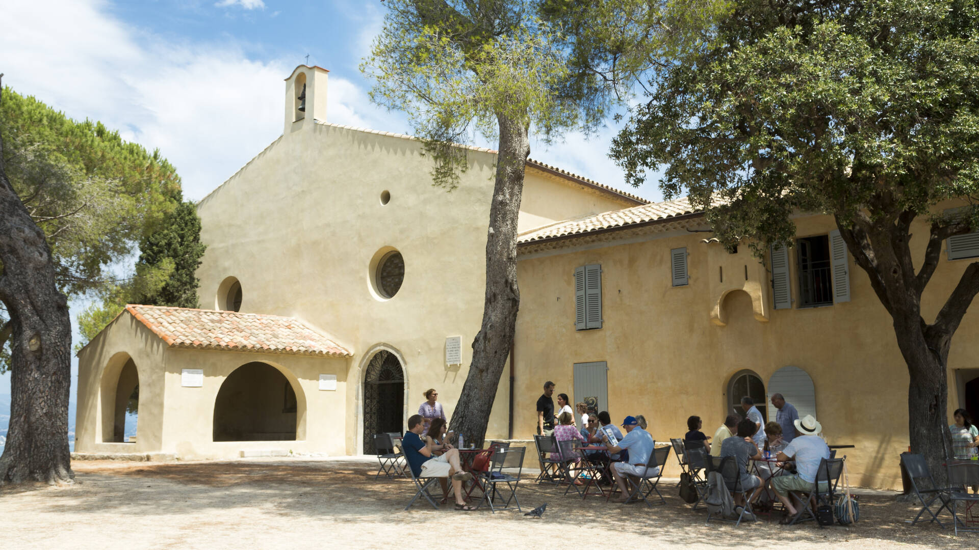 Terrasse Le bistrot du Curé devant la chapelle de la Garoupe