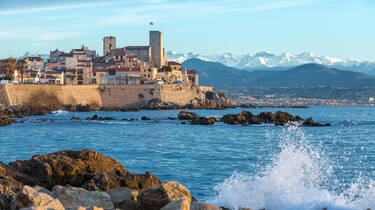 Antibes, ses remparts et la mer