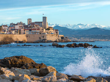 Antibes, ses remparts et la mer