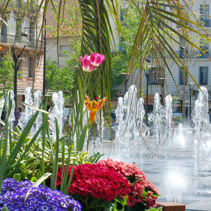 Place de Gaulle, water jets