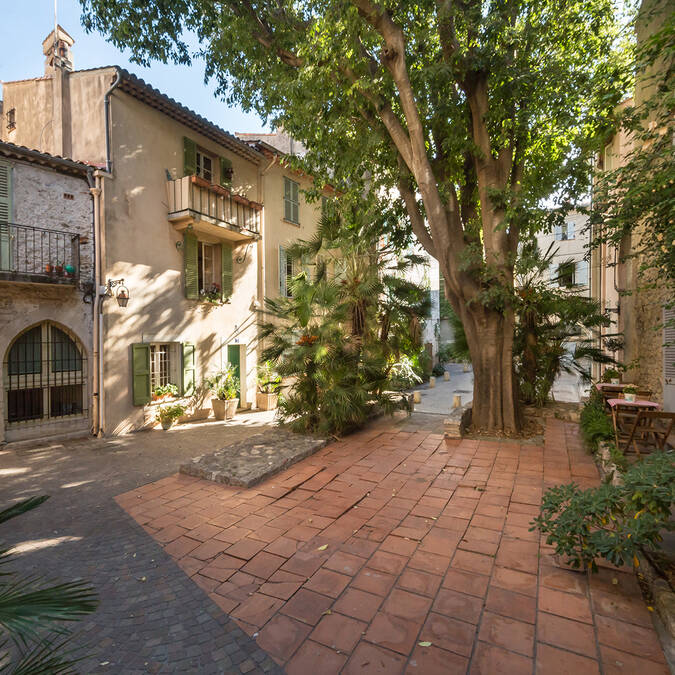 Place du Revely, at the heart of the old town
